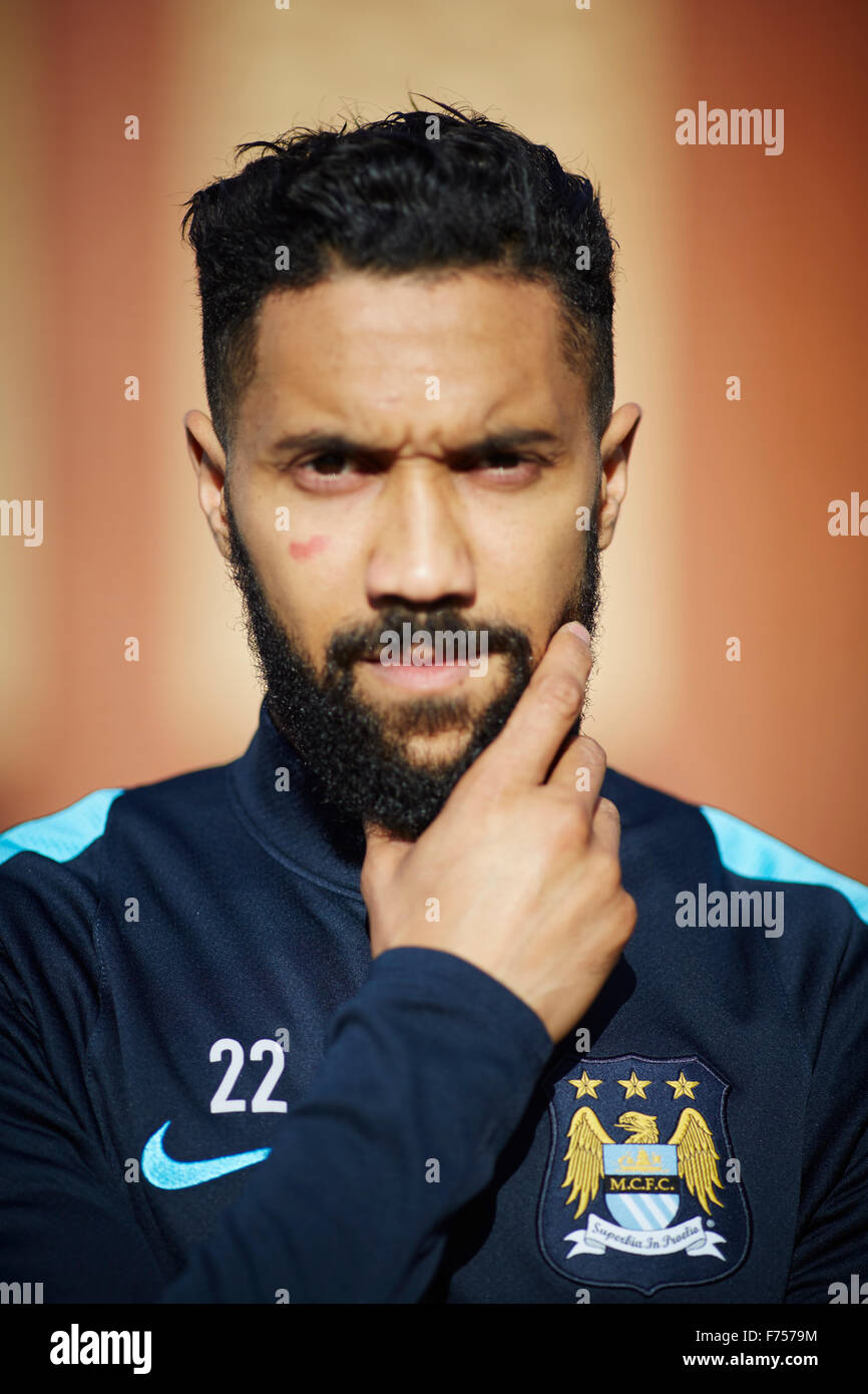 El Manchester City y el jugador de fútbol nacional francés Gael Clichy barba asiática scar face mejilla hablando headshot deportista Foto de stock