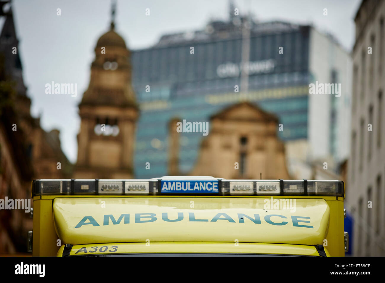 Manchester King Street una ambulancia estacionada en la ciudad. conductor de ambulancia, paramédicos van NHS de emergencia del hospital de enfermería tratamiento Foto de stock