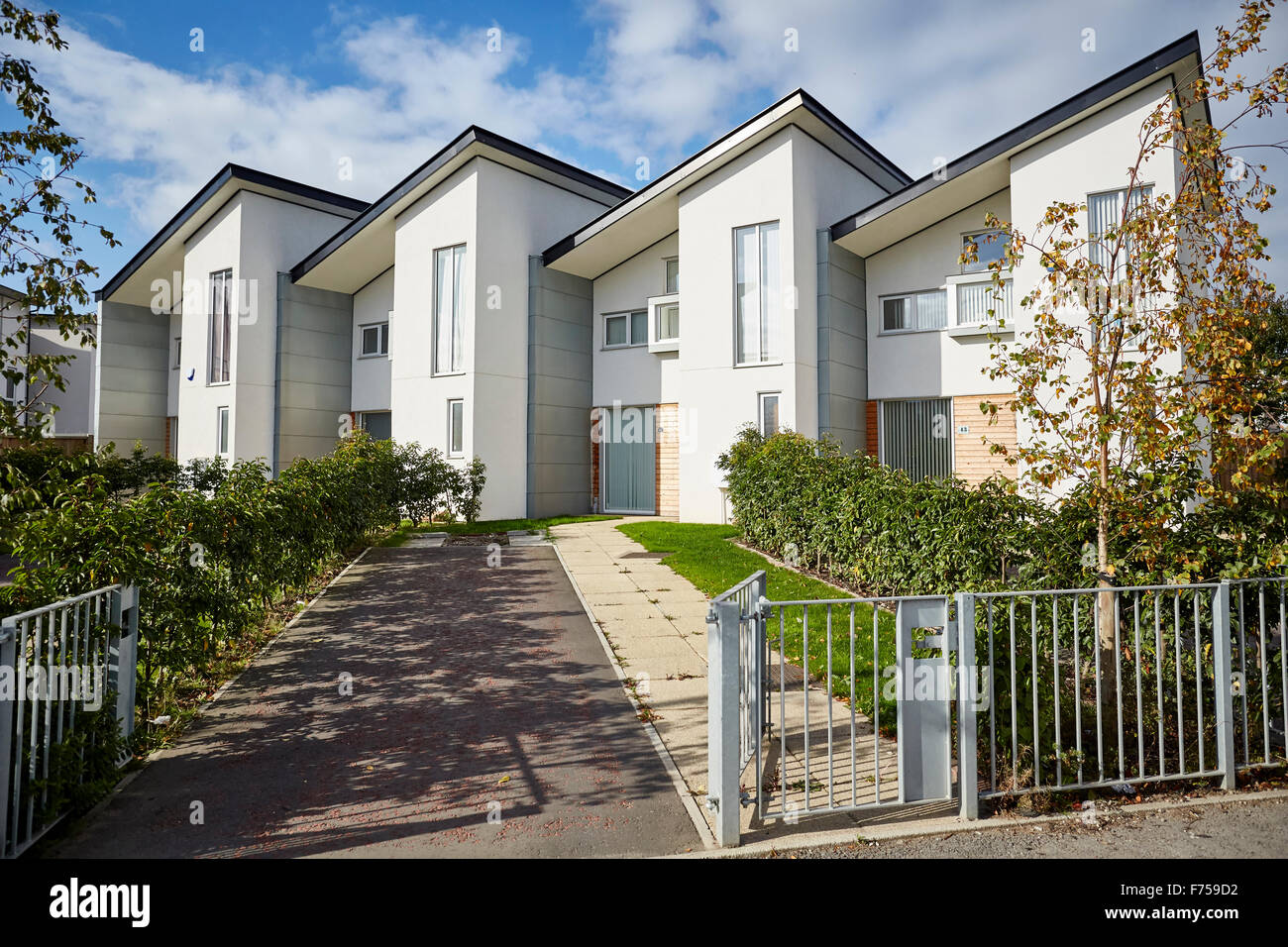 Casas modernas y tradicionales fotografías e imágenes de alta