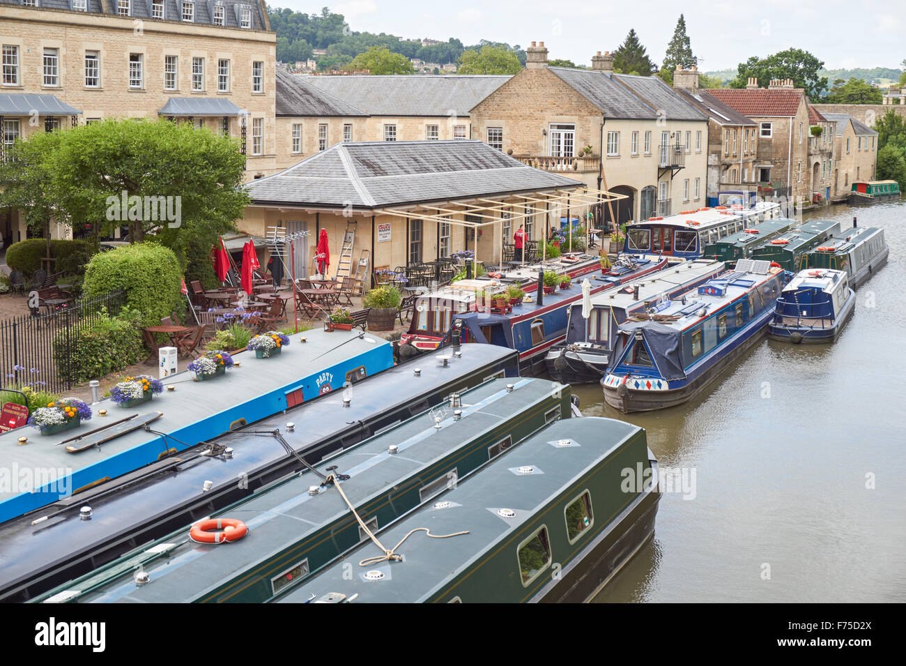 En Sydney Narrowboats Wharf en Kennet y Avon canal, Bath Somerset England Reino Unido Foto de stock
