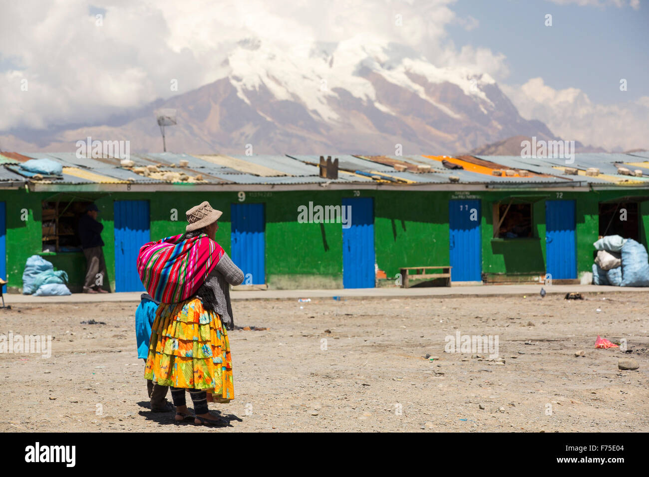 El pico de Illimani (6348 metros) por encima de El Alto, La Paz, Bolivia. La Paz y el Alto son una escasez crítica de agua y probablemente será la primera capital del mundo que tendrán que ser abandonadas debido a la falta de agua. Depende en gran medida de agua de deshielo glacial de los alrededores de picos andinos, pero como las causas del cambio climático los glaciares que se derriten, rápidamente se está agotando las reservas de agua. Foto de stock