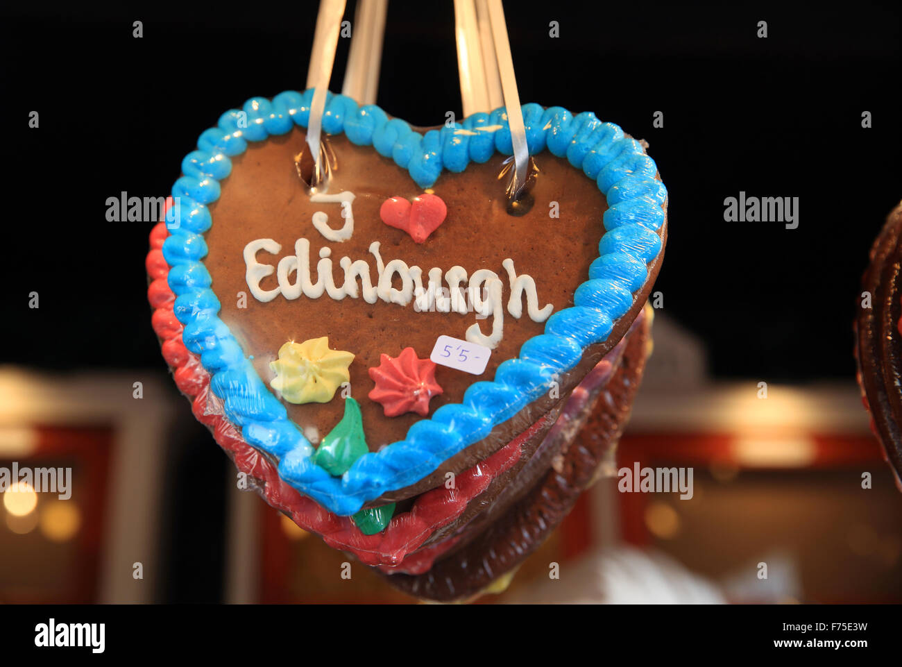 Cookies en forma de corazón para la venta, con la palabra 'Edimburgo' para el mercado navideño, en Escocia, Reino Unido Foto de stock