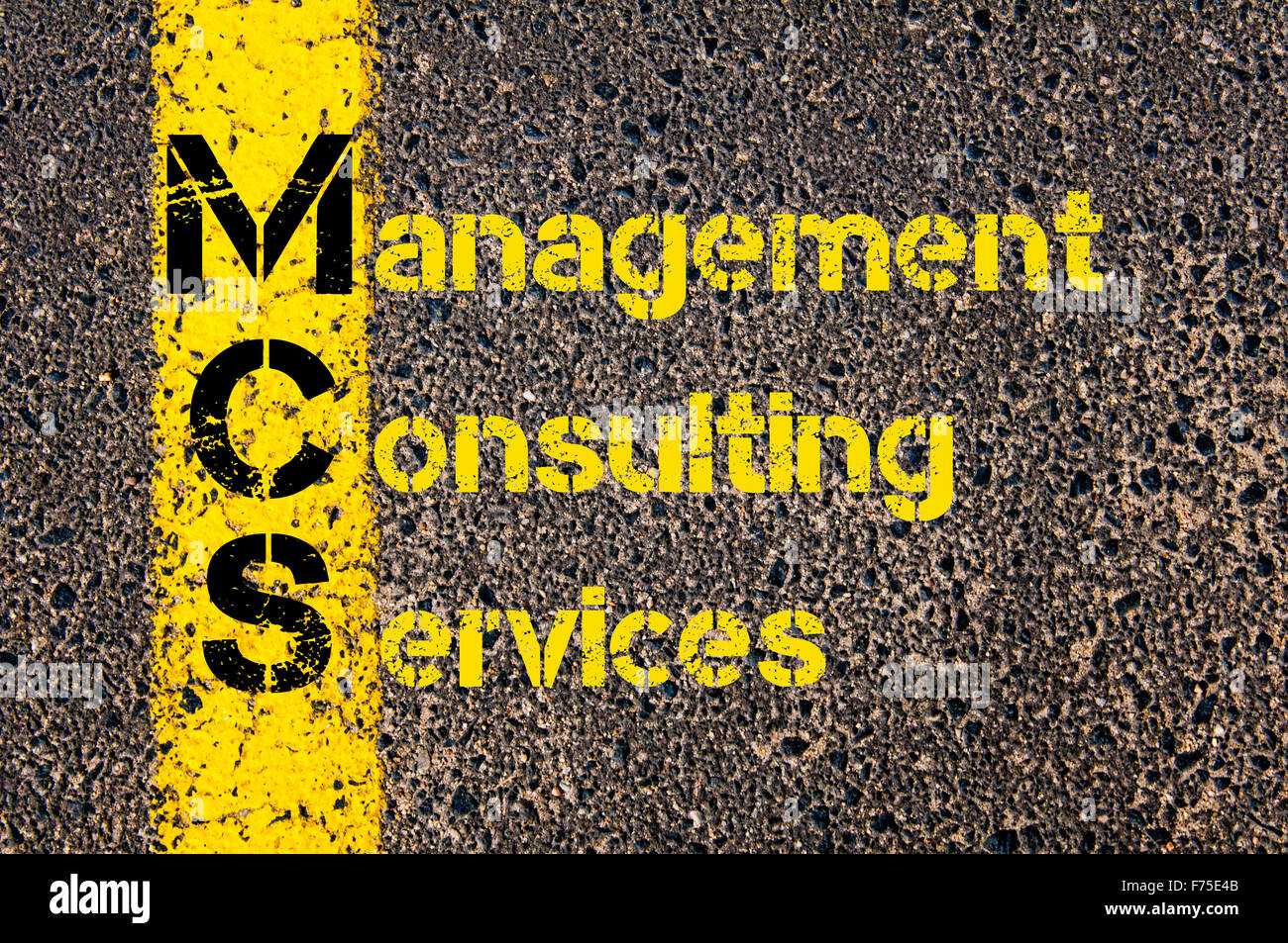 Concepto de imagen Business Acrónimo MCS como servicios de consultoría de gestión escrito encima de la señalización de la línea de pintura amarilla. Foto de stock