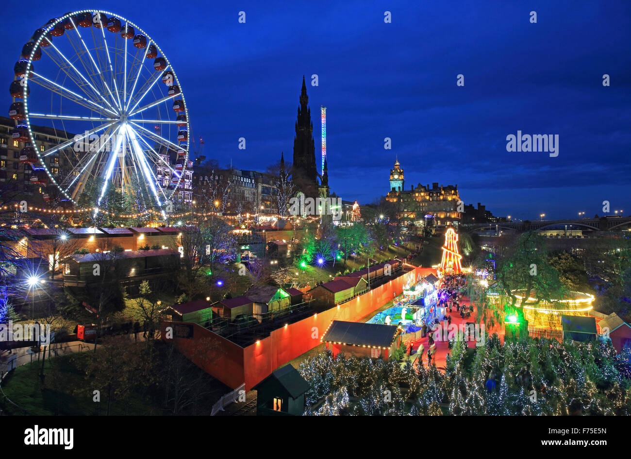 El hermoso mercado de Navidad alemana de Edimburgo en el este de Princes Street Gardens, al anochecer, en Escocia, Reino Unido Foto de stock