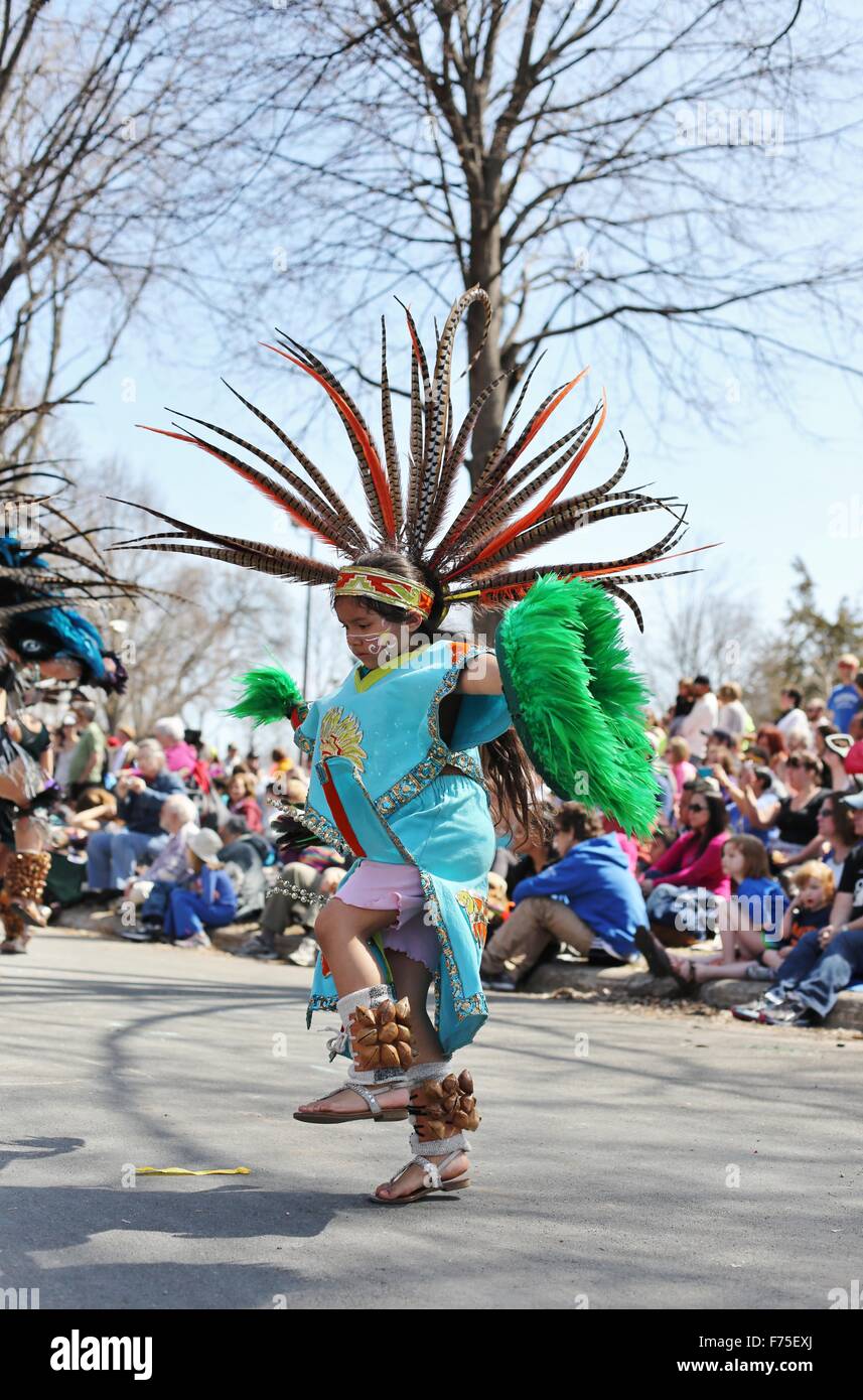 Una chica bailando en traje nativo en el Desfile del Día de Mayo en Minneapolis, Minnesota. Foto de stock