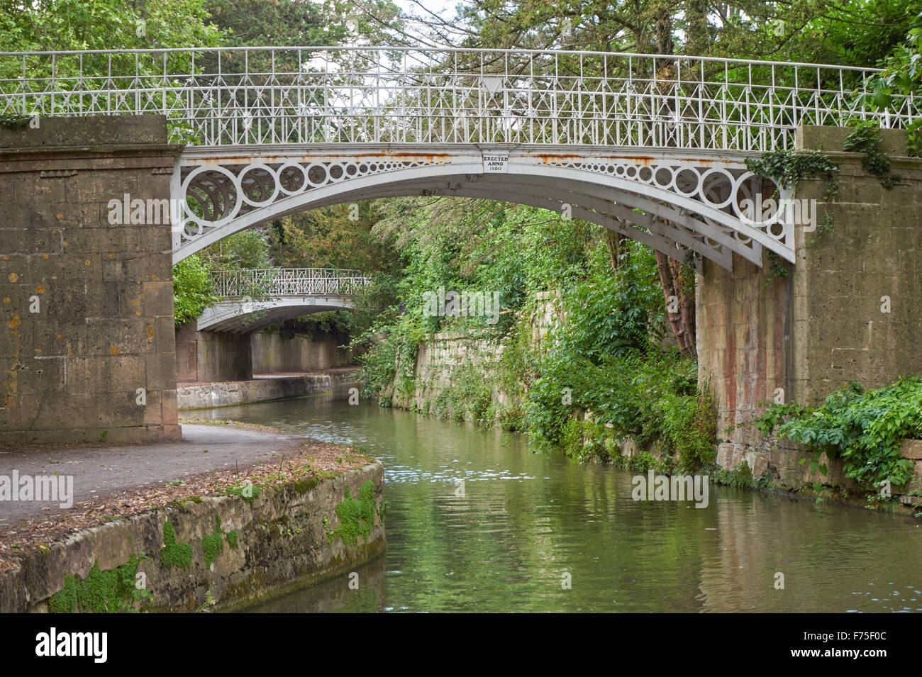 Los puentes de hierro fundido de Sydney Gardens durante el Kennet y Avon Canal en Bath, Somerset, Inglaterra, Reino Unido Foto de stock