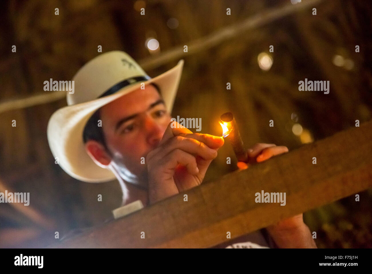 Productores de Tabaco, el tabaco agricultor Luis Alvares Rodrigues hombre encendió un habano, granja de tabaco en Viñales, Viñales, Cuba Foto de stock