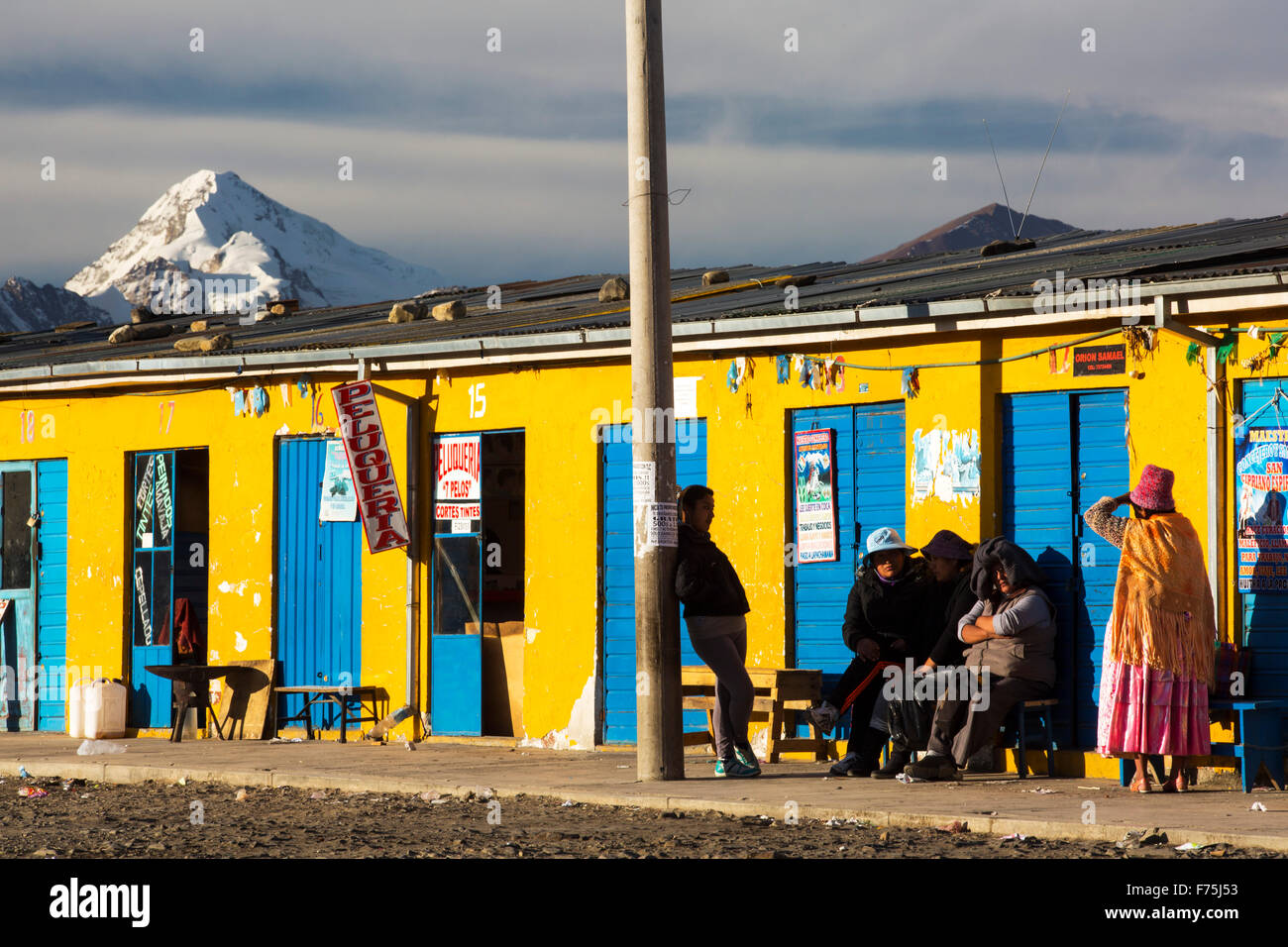La cima del Huayna Potosí de El Alto, por encima de la Paz, Bolivia. La Paz y el Alto son una escasez crítica de agua y probablemente será la primera capital del mundo que tendrán que ser abandonadas debido a la falta de agua. Depende en gran medida de agua de deshielo glacial de los alrededores de picos andinos, pero como las causas del cambio climático los glaciares que se derriten, rápidamente se está agotando las reservas de agua. Foto de stock