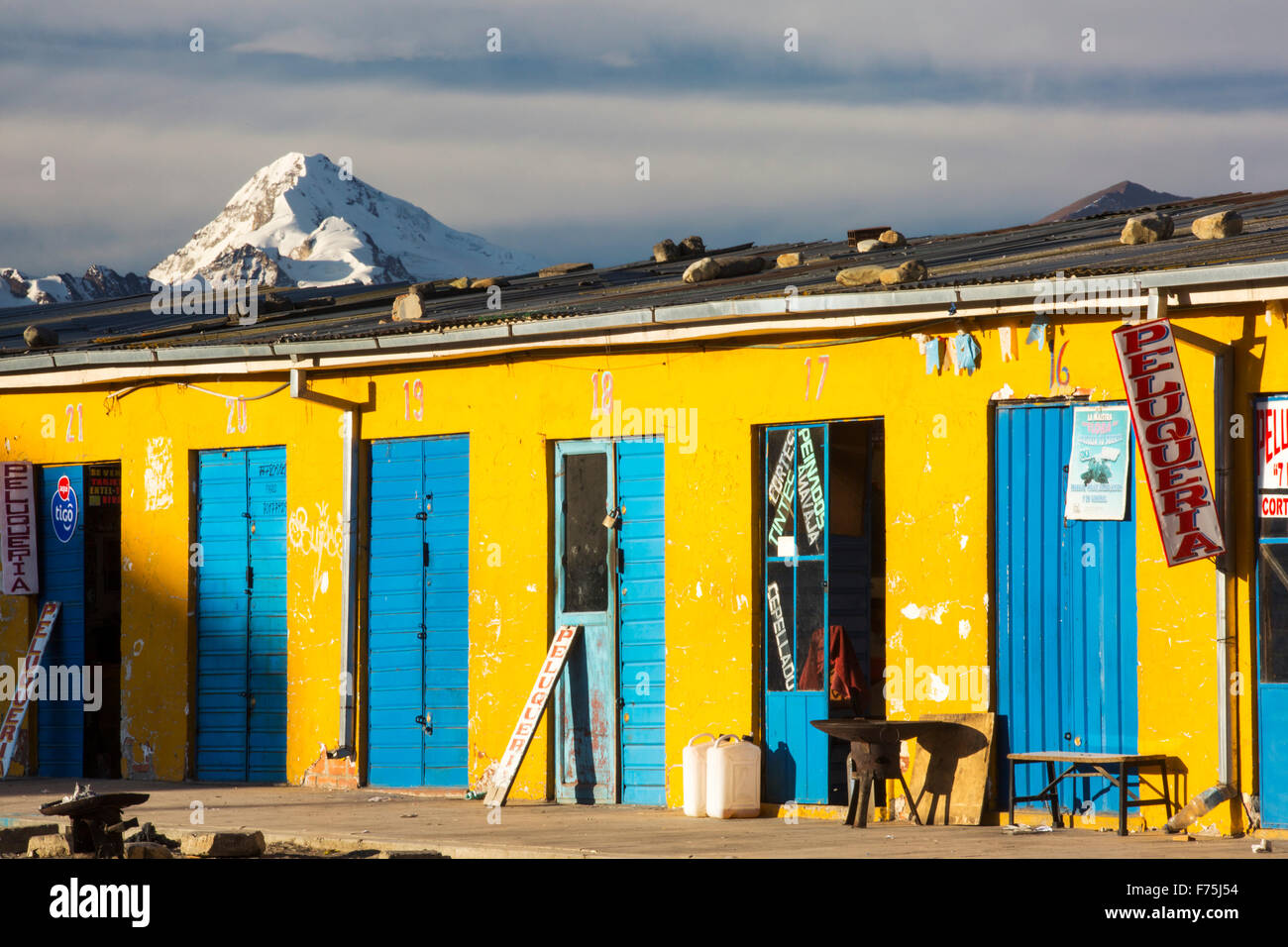 La cima del Huayna Potosí de El Alto, por encima de la Paz, Bolivia. La Paz y el Alto son una escasez crítica de agua y probablemente será la primera capital del mundo que tendrán que ser abandonadas debido a la falta de agua. Depende en gran medida de agua de deshielo glacial de los alrededores de picos andinos, pero como las causas del cambio climático los glaciares que se derriten, rápidamente se está agotando las reservas de agua. Foto de stock