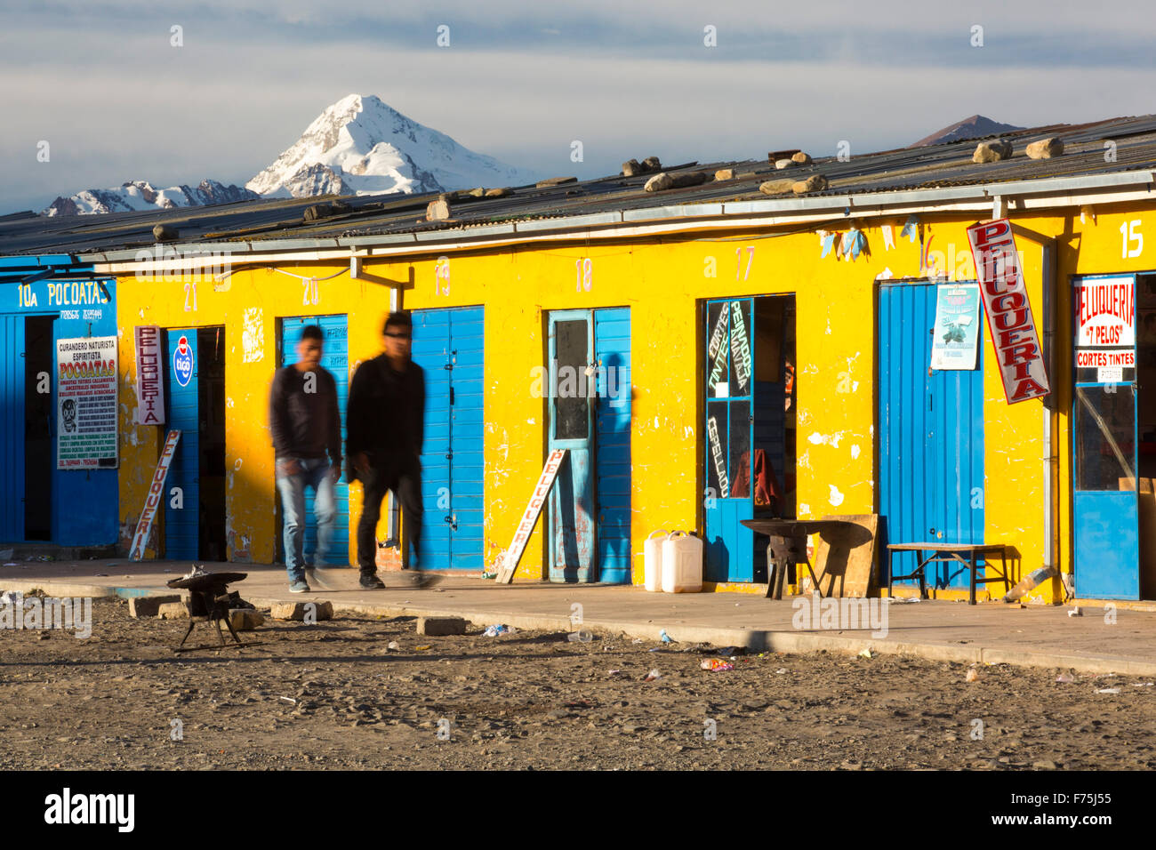 La cima del Huayna Potosí de El Alto, por encima de la Paz, Bolivia. La Paz y el Alto son una escasez crítica de agua y probablemente será la primera capital del mundo que tendrán que ser abandonadas debido a la falta de agua. Depende en gran medida de agua de deshielo glacial de los alrededores de picos andinos, pero como las causas del cambio climático los glaciares que se derriten, rápidamente se está agotando las reservas de agua. Foto de stock