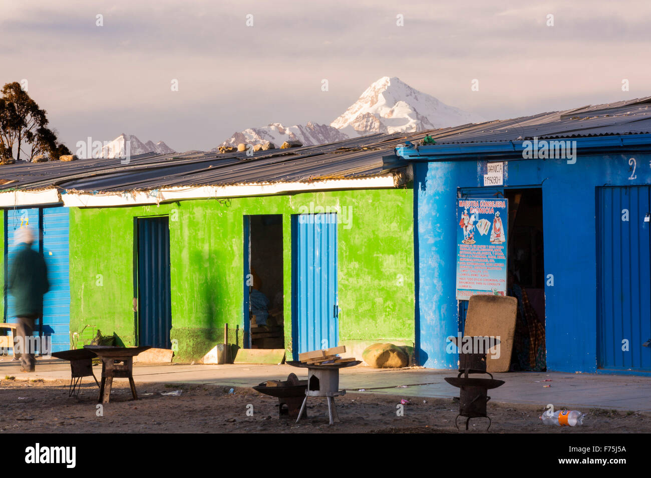 La cima del Huayna Potosí de El Alto, por encima de la Paz, Bolivia. La Paz y el Alto son una escasez crítica de agua y probablemente será la primera capital del mundo que tendrán que ser abandonadas debido a la falta de agua. Depende en gran medida de agua de deshielo glacial de los alrededores de picos andinos, pero como las causas del cambio climático los glaciares que se derriten, rápidamente se está agotando las reservas de agua. Foto de stock