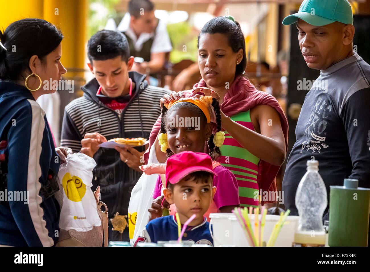 Niña con trenzas en una noble Pizza de Cuba con su familia, Viñales, Cuba, Pinar del Río, Cuba Foto de stock