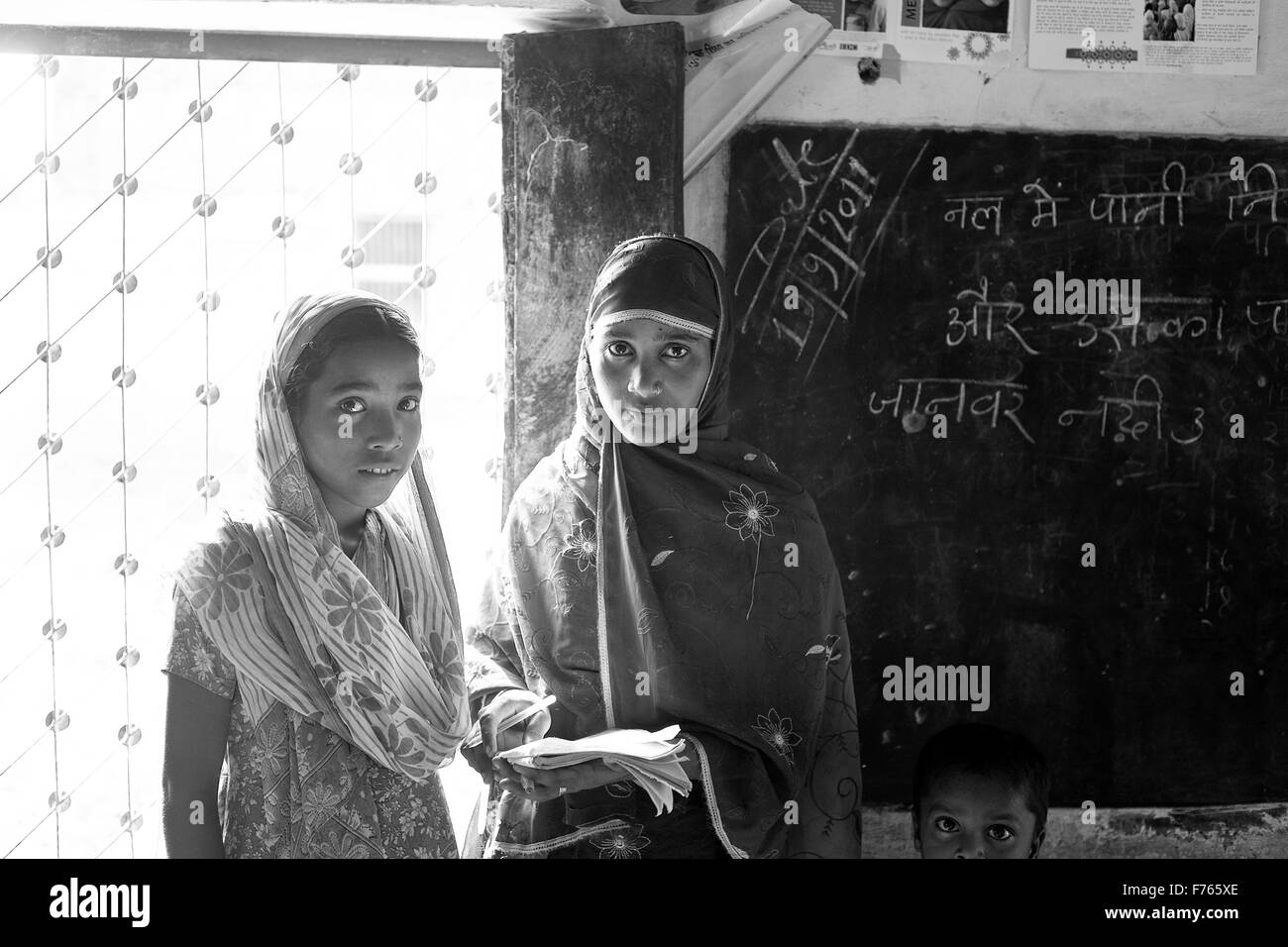 Niña hindú y musulmana en la escuela, Varanasi, Uttar Pradesh, India, Asia Foto de stock