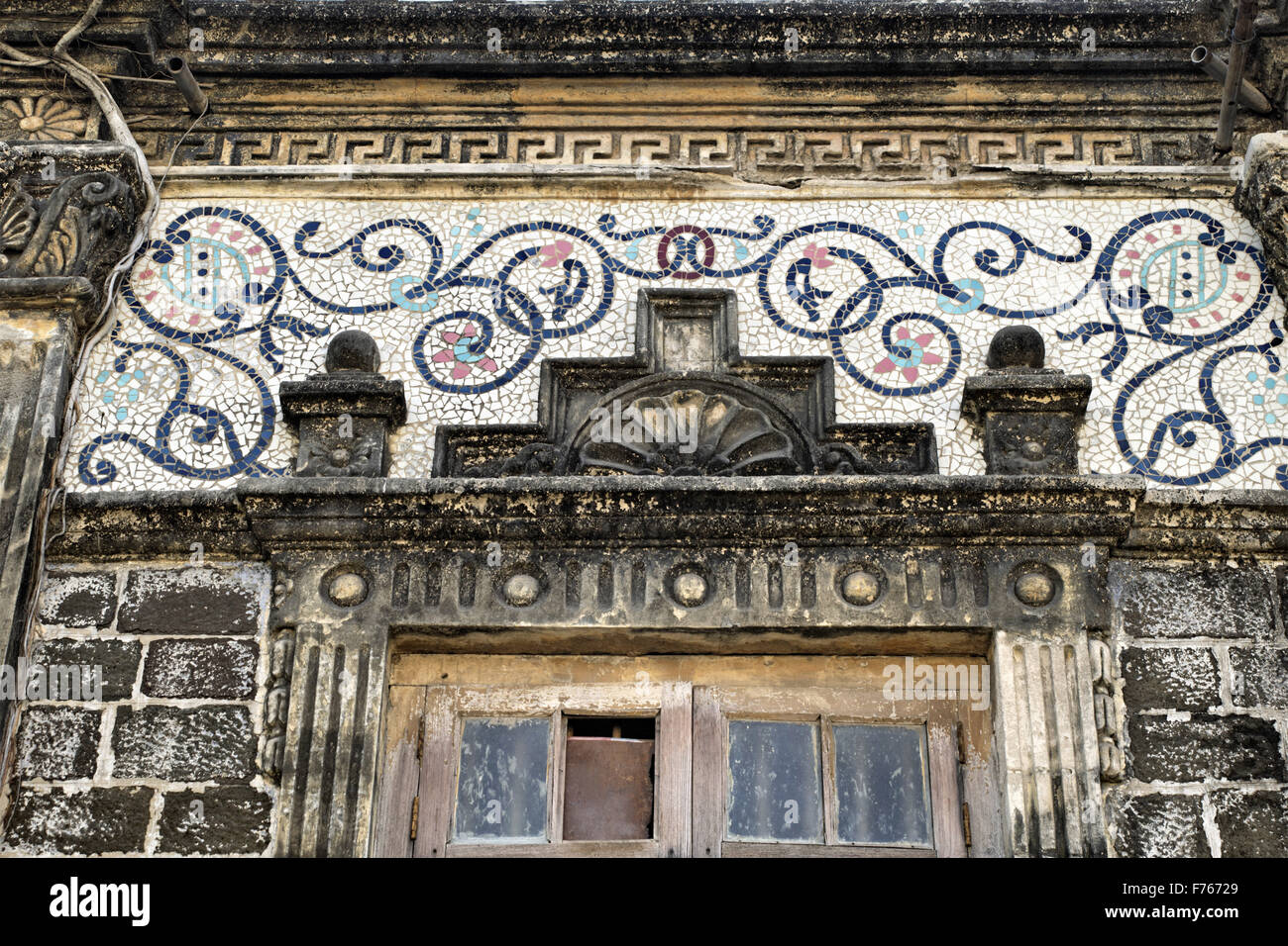 Casa antigua, piezas de arte de azulejos astillados, jamnagar, gujarat, india, asia Foto de stock
