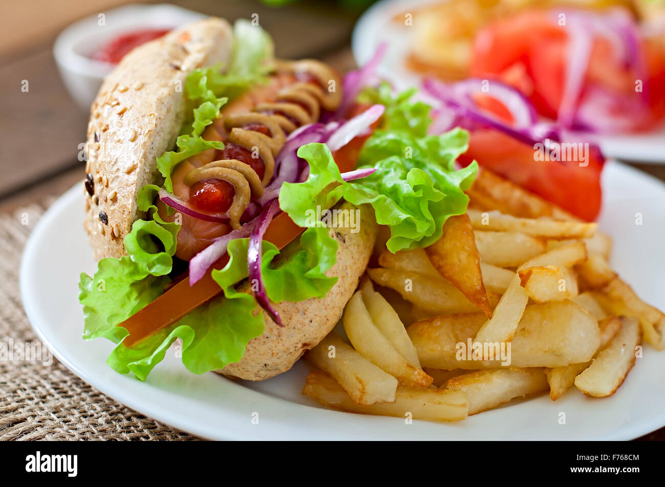 Hot Dogs sandwich con papas fritas en placa blanca, cerca Fotografía