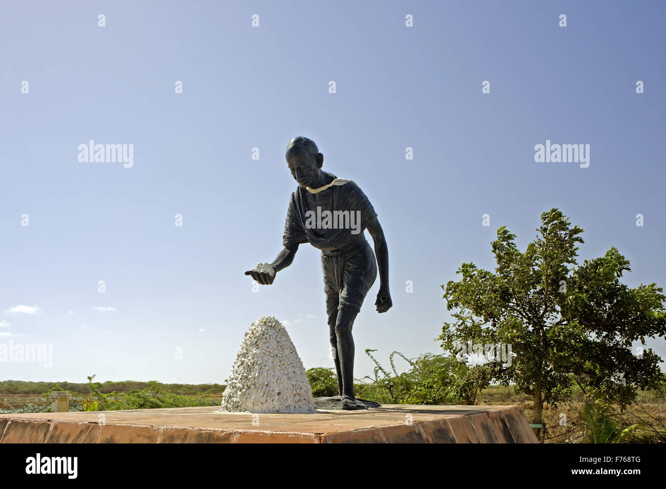 mahatma gandhi estatua de la agitación de la sal, marcha de la sal, dandi, navsari, gujarat, india, asia Foto de stock