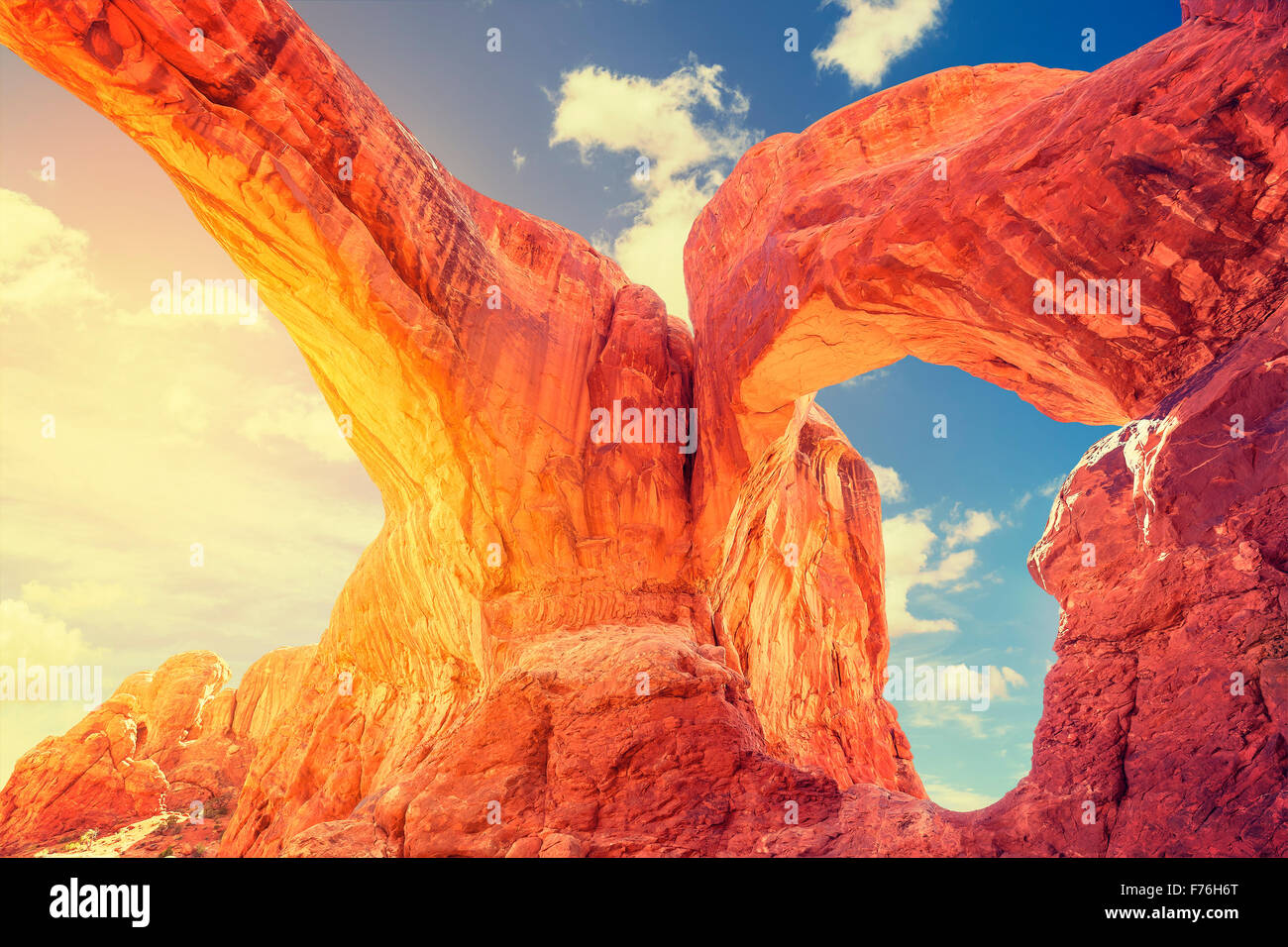 Atardecer en el arco doble en el Parque Nacional de Arches, EE.UU.. Foto de stock