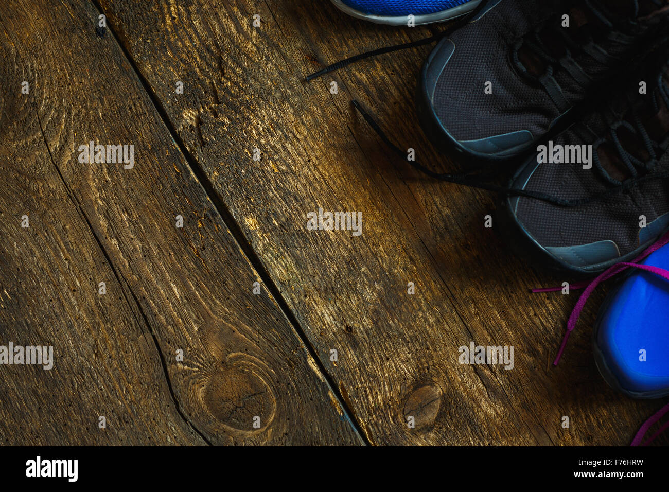 Deporte, fitness, zapatos, calzado concepto - Cierre de zapatillas sobre fondo de madera Foto de stock