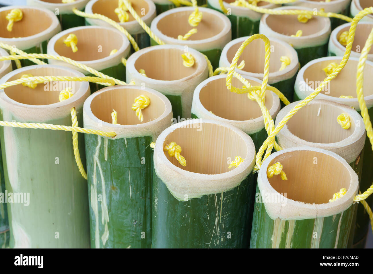 Tubo de bambú verde para beber con cuerda Fotografía de stock - Alamy