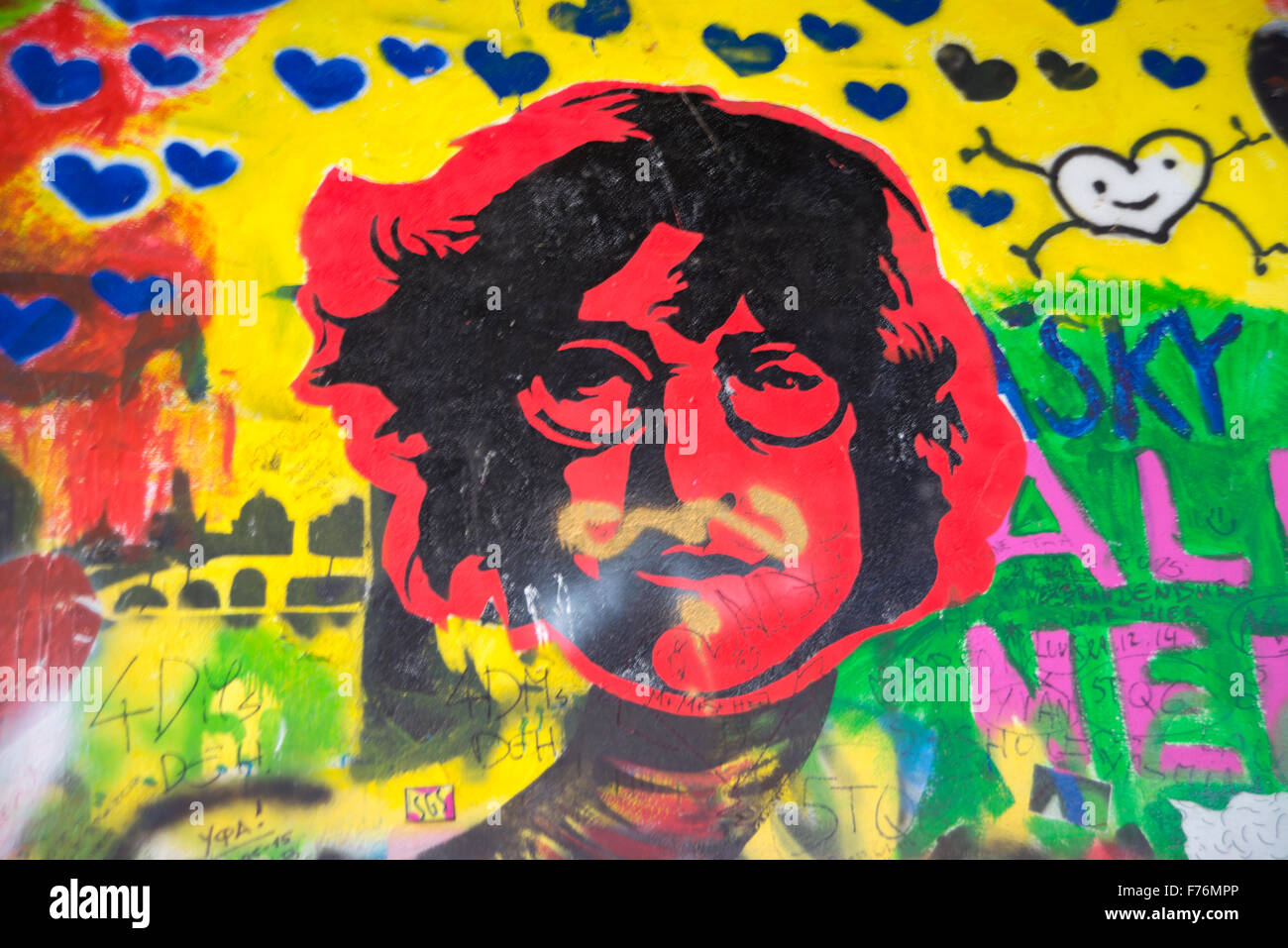 Praga, República Checa - 22 de julio: El muro de Lennon desde el decenio de 1980 está lleno de graffiti inspirado en John Lennon y piezas de lyr Foto de stock
