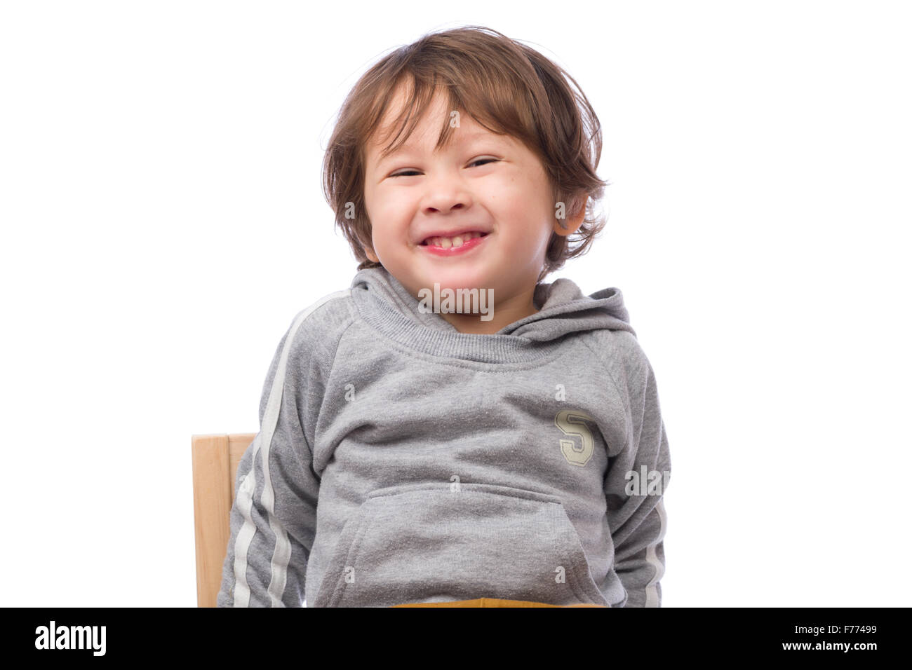 Un lindo hijo de 3 años con una feliz expresión sobre un fondo blanco. Foto de stock