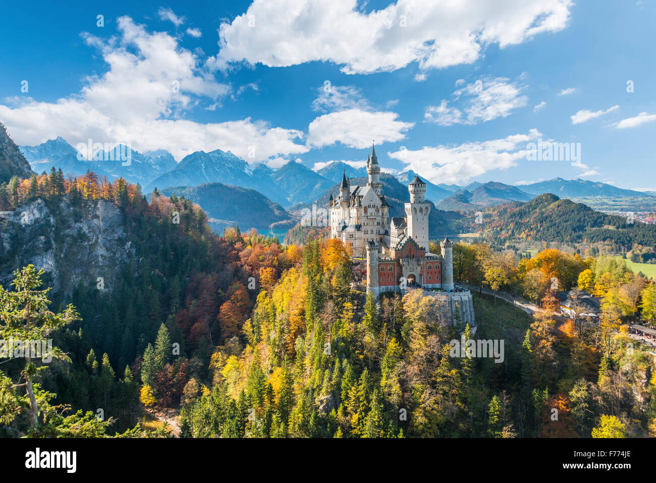 El castillo de Neuschwanstein en otoño, Alpsee detrás, Schwangau, Ostallgäu, Allgäu, suabia, Alta Baviera, Baviera, Alemania Foto de stock