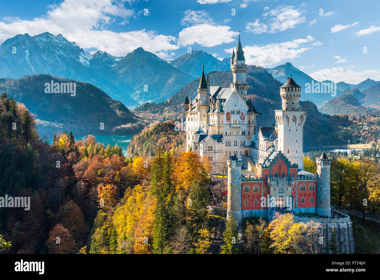 El castillo de Neuschwanstein en otoño, Alpsee detrás, Schwangau, Ostallgäu, Allgäu, suabia, Alta Baviera, Baviera, Alemania Foto de stock