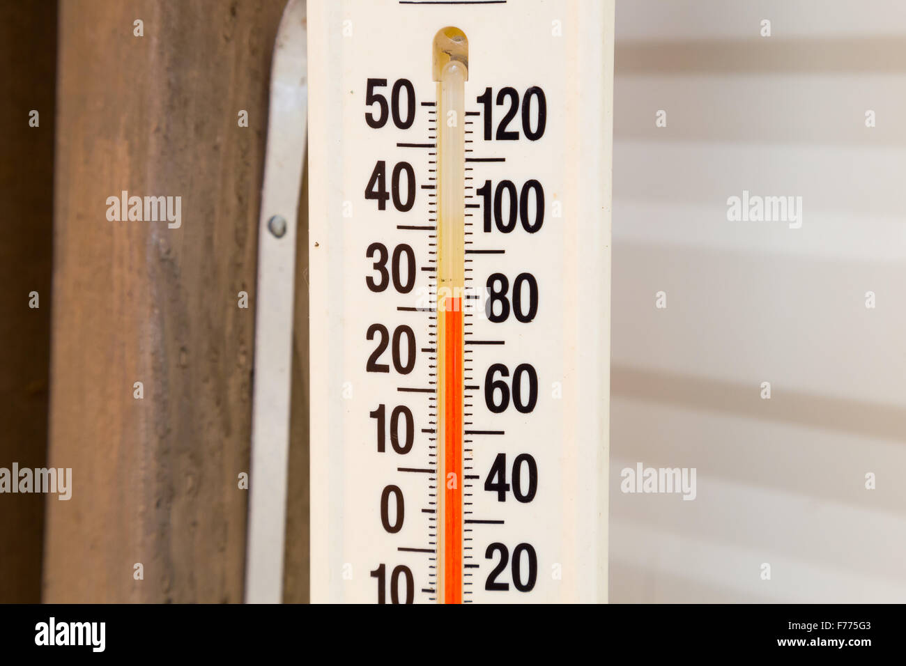 Alta temperatura alrededor de 80 grados mostrado en el termómetro de  mercurio de un tiempo al aire libre Fotografía de stock - Alamy