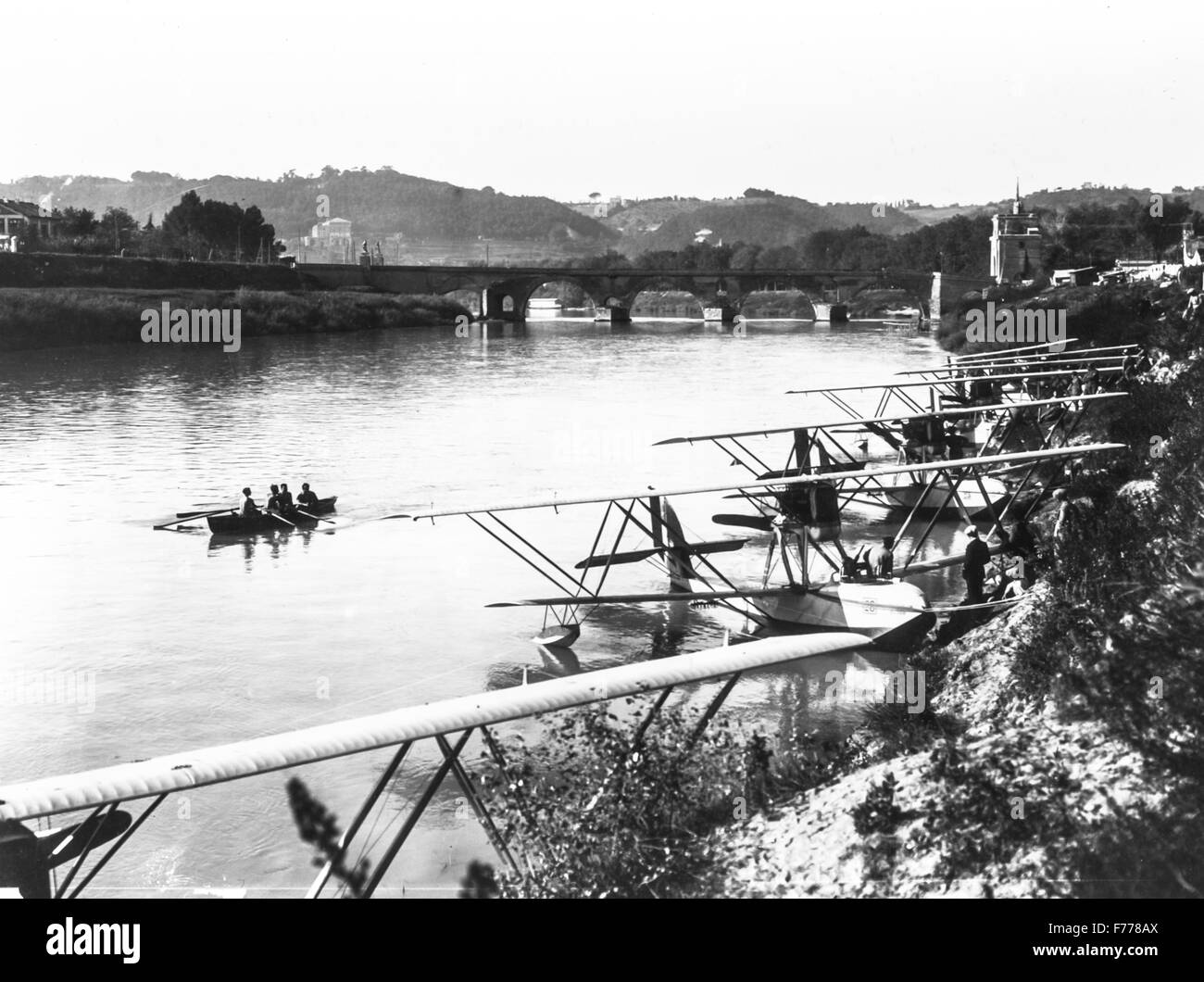 La primera hydroplanes de la Real Fuerza Aérea Italiana reunidos a orillas del río Tiber,1923 Foto de stock