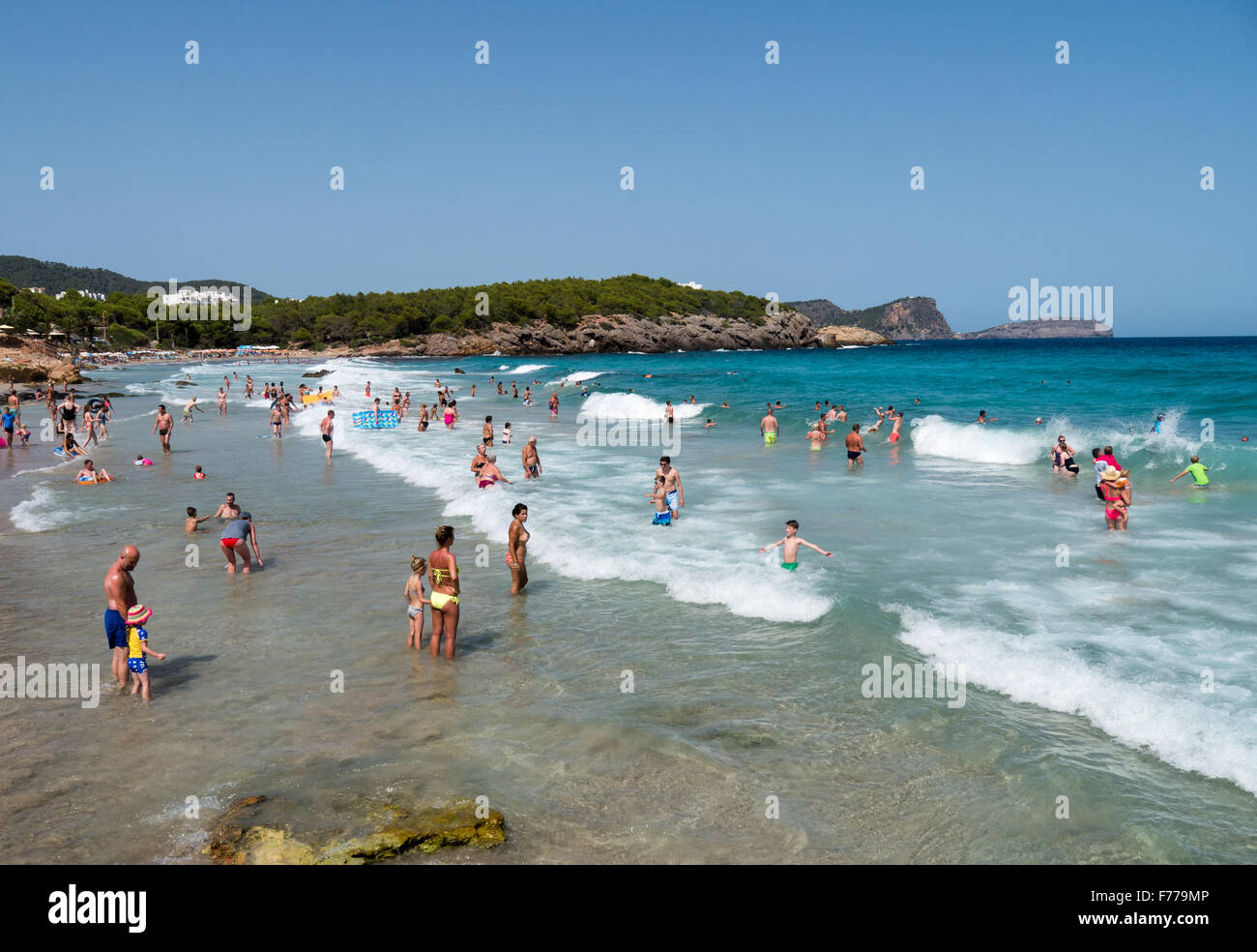La gente en la playa Cala Nova en Ibiza Foto de stock