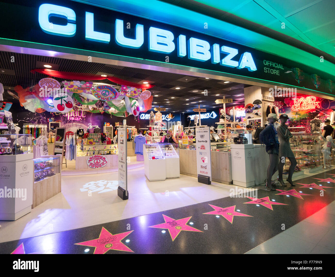 Club Ibiza tienda que vende mercancía desde las islas famosas discotecas en Ibiza Aeropuerto Foto de stock
