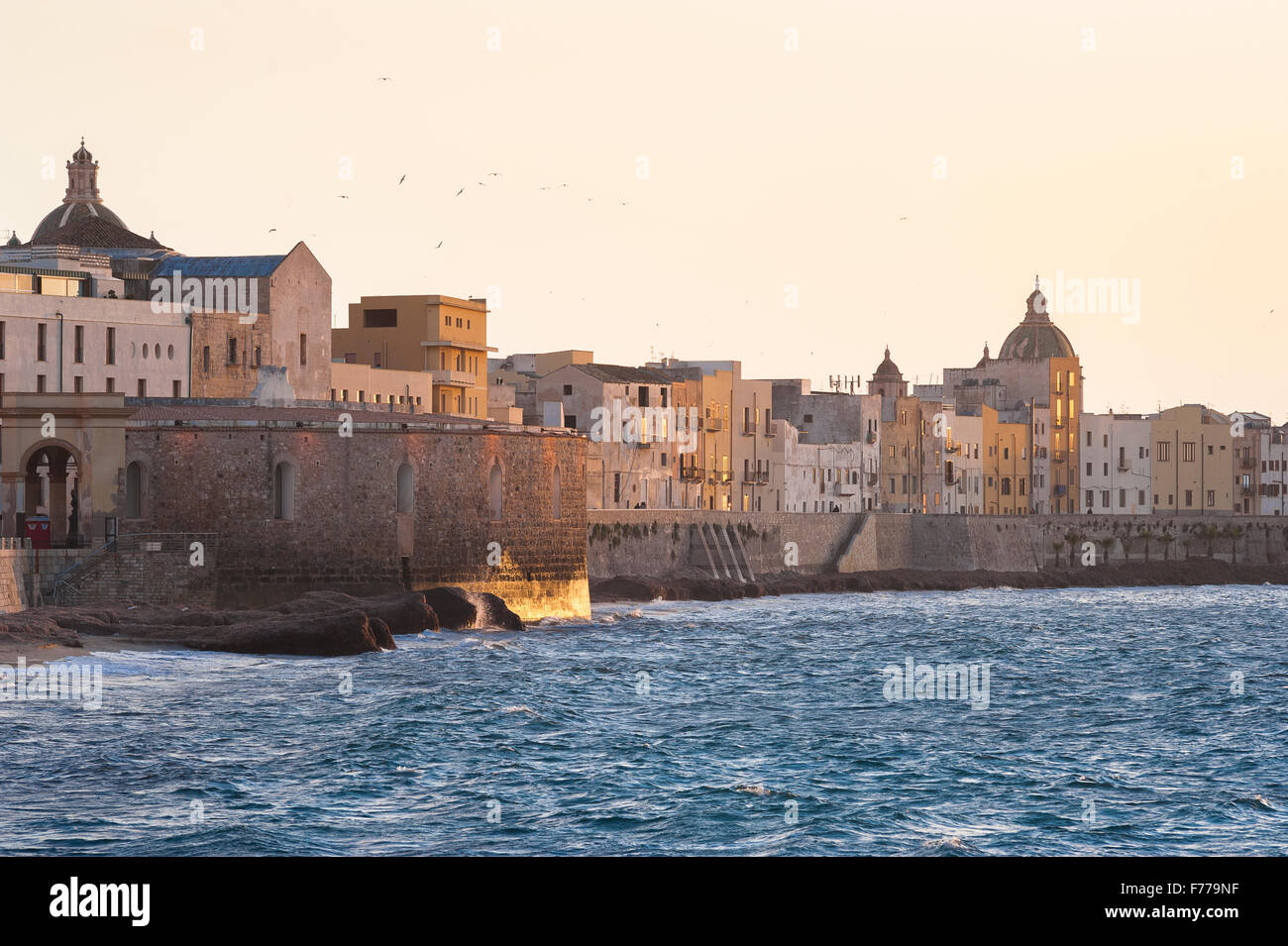 Trapani, Sicilia, costa, el mar y el horizonte de la pared del lado norte de Trapani, Sicilia al atardecer. Foto de stock