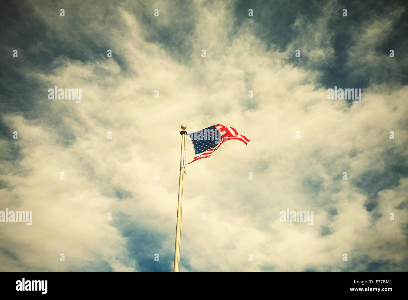 Tonos Retro bandera americana sobre el cielo nublado. Foto de stock