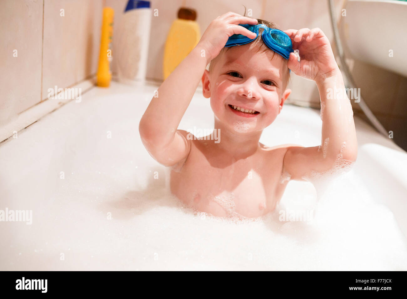 Un chico nadando en la bañera en su casa en gafas para nadar Fotografía de  stock - Alamy