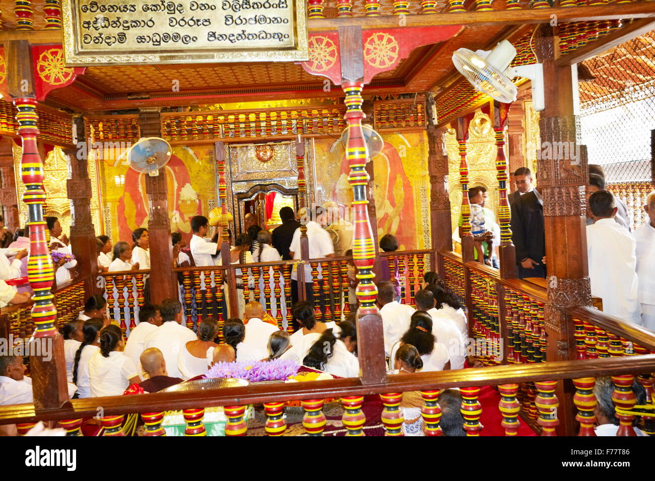 Sri Lanka, Kandy - peregrinos en el interior del Templo del Diente, Sri Dalada Maligawa, Sitio del Patrimonio Mundial de la UNESCO, el santuario budista Foto de stock