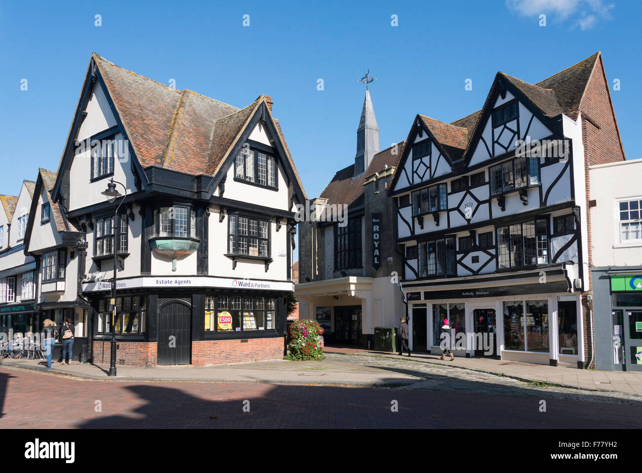 Edificios de estilo Tudor y Nuevo Cine Real, Market Place, Faversham, Kent, Inglaterra, Reino Unido Foto de stock
