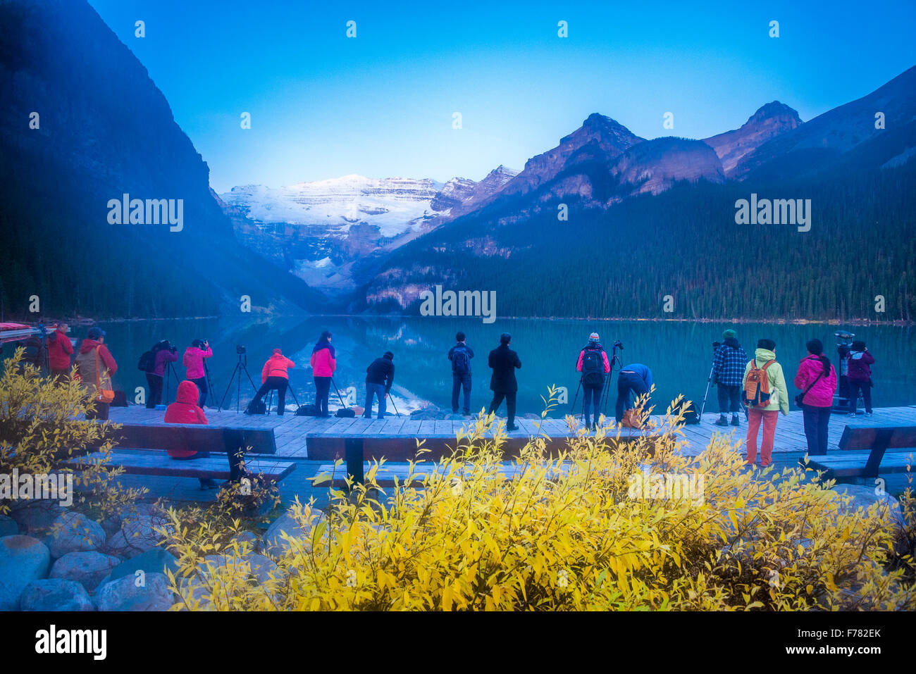 Fotógrafos y turistas line-up al amanecer, el Lago Louise, Parque Nacional de Banff, Alberta, Canadá Foto de stock
