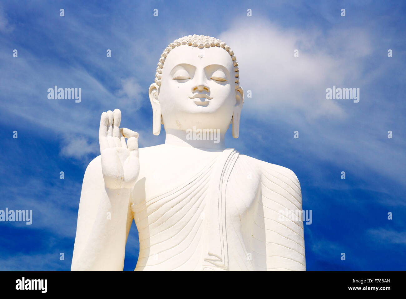 Sri Lanka - Templo de Mihintale, gran estatua del Buda, declarado Patrimonio de la Humanidad por la UNESCO Foto de stock