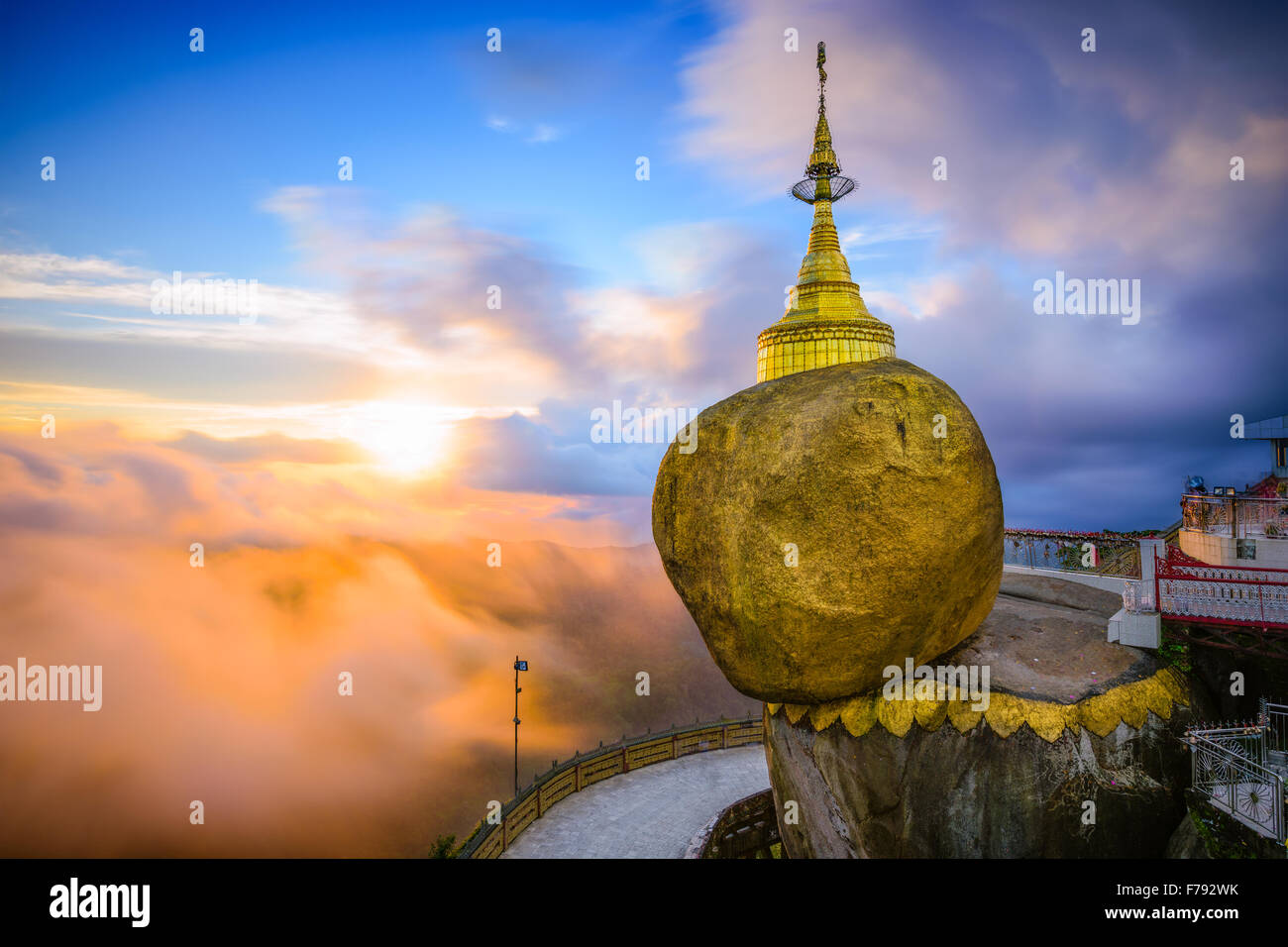 La Roca Dorada de Kyaiktiyo, en Myanmar. Foto de stock