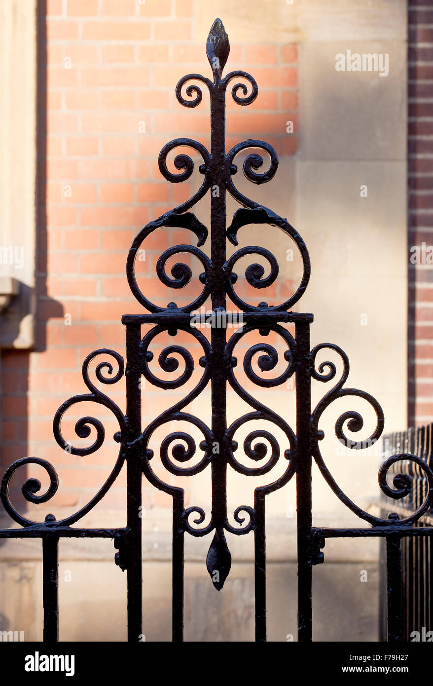 Ornamental cercas de hierro forjado. En el interior de la ciudad de Londres  ornamentado cercas de hierro forjado negro se encuentra por todas partes  Fotografía de stock - Alamy