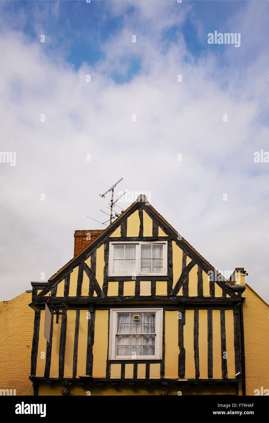 Imagen de el frontón de una casa con entramados de madera de color amarillo. En Canterbury, Inglaterra. Foto de stock