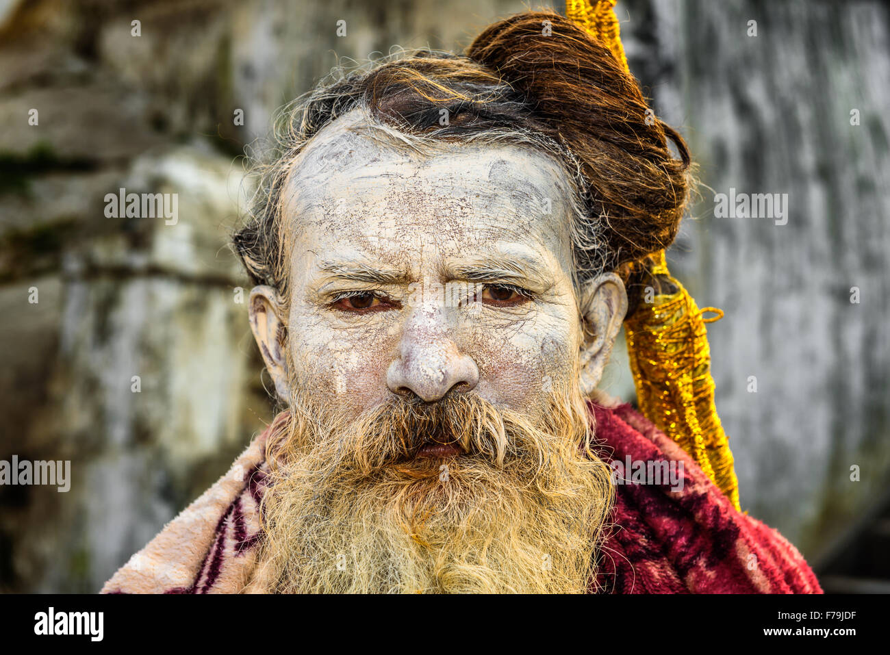 Retrato de Shaiva sadhu errante (hombre santo) con pintura de cara tradicional en el antiguo templo Pashupatinath Foto de stock