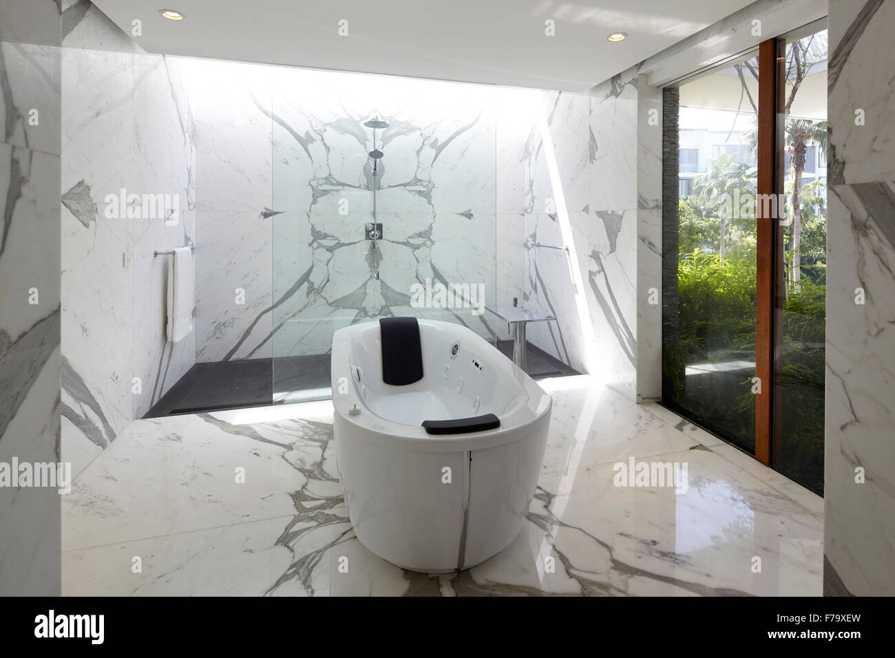 Un interior de lujo, el cuarto de baño tenía una casa en Ensenada, Sentosa, Singapur diseñado por Robert Greg Shand Arquitectos Foto de stock