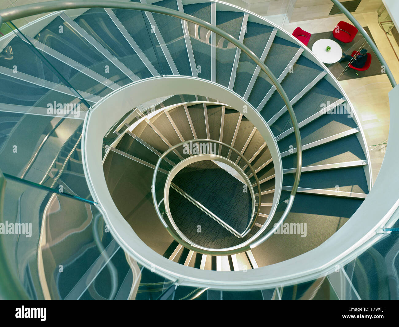 Vista elevada de escalera de caracol, sede de la oficina Linklaters, Londres, Inglaterra, Reino Unido. Foto de stock