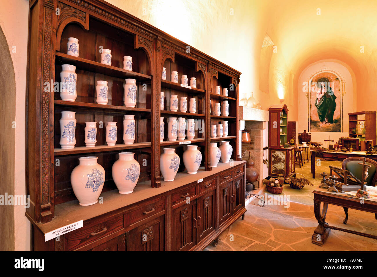 España, Galicia : Interior de la farmacia medieval en el monasterio de Samos Foto de stock