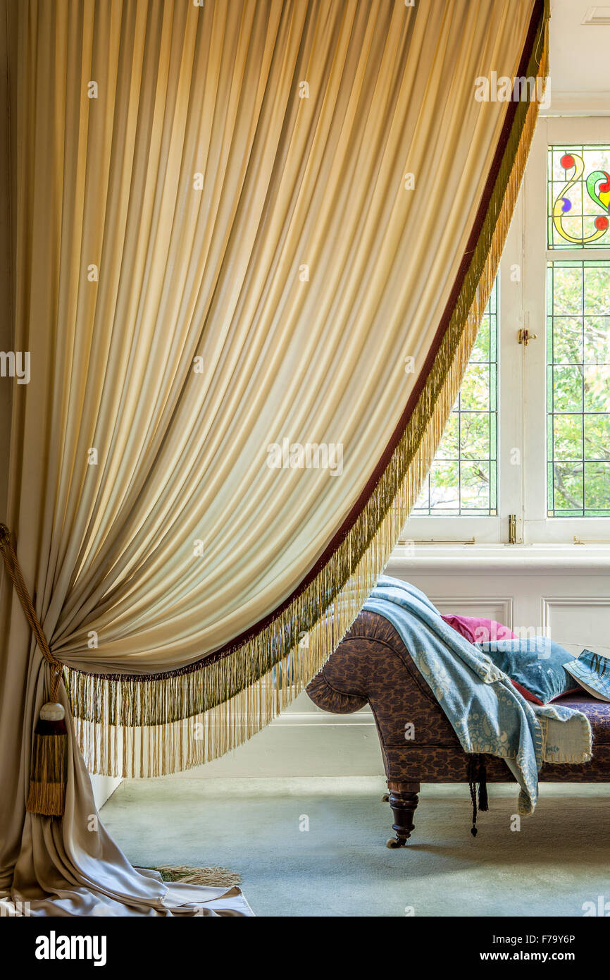 Barra de cortina dorada fotografías e imágenes de alta resolución - Alamy