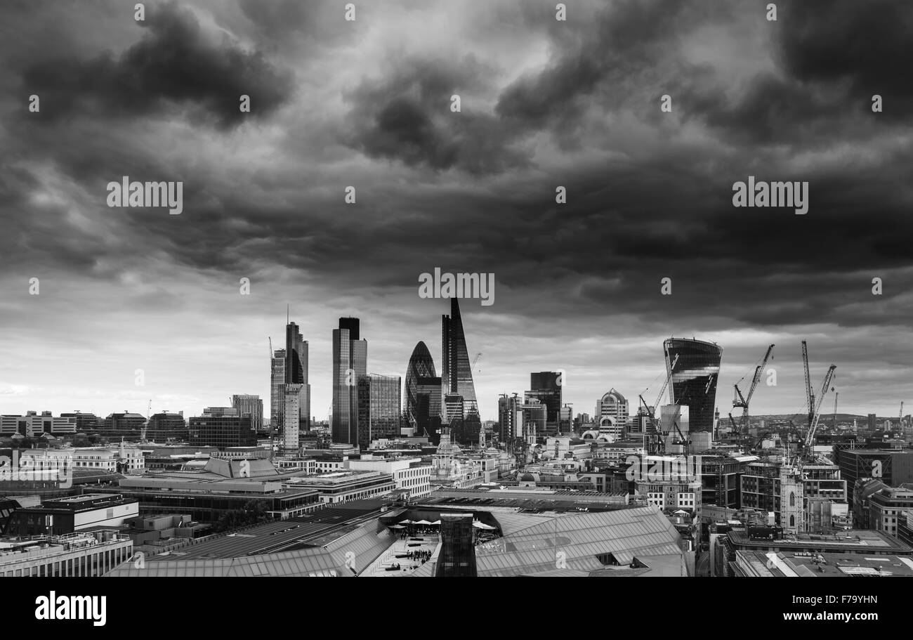 El distrito financiero de la ciudad de Londres milla cuadrada skyline Foto de stock