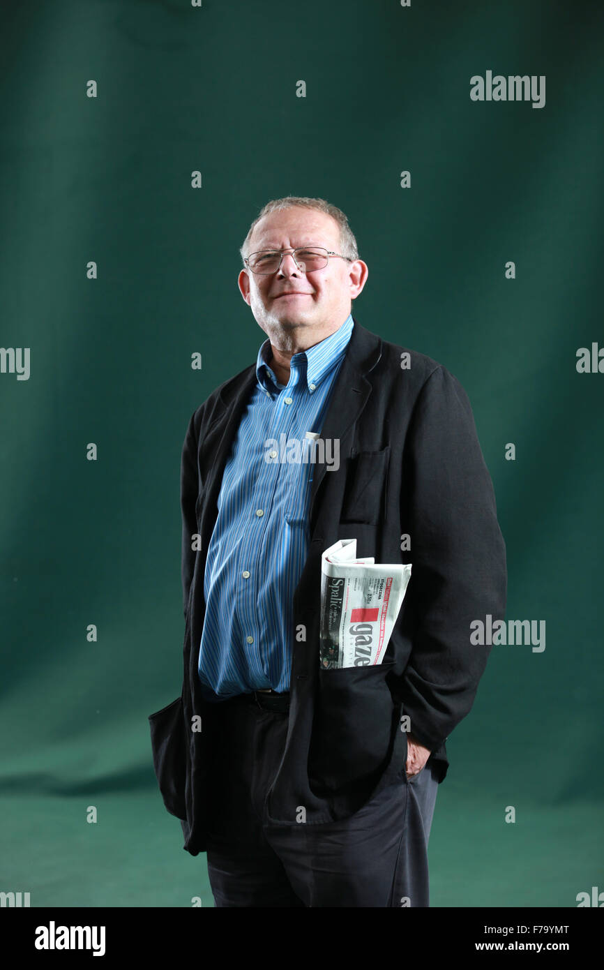 Un retrato de Adam Michnik en Charlotte Square Gardens durante el Festival Internacional del Libro de Edimburgo 2011. Foto de stock