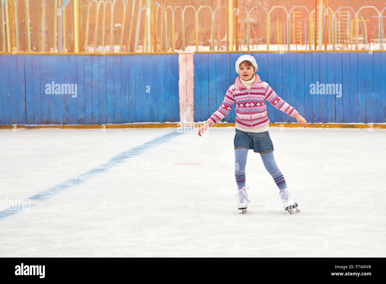 Chica patinando sobre hielo hielo Foto de stock