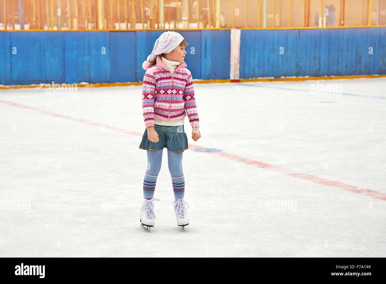 Chica patinando sobre hielo hielo Foto de stock